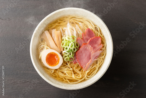 ほんわか湯気の立つ、熱々の塩ラーメン