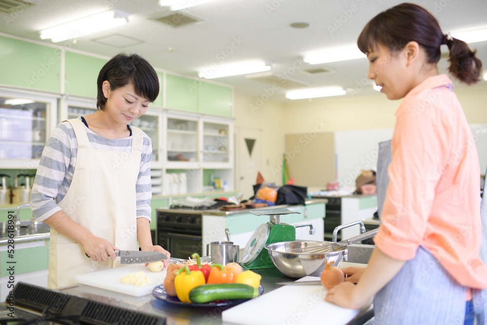 料理を作る主婦　日本人ミドル女性