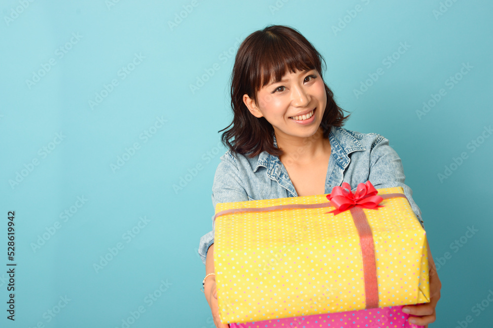 プレゼントを手にする女性 プレゼントを手にする女性