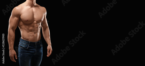 Muscular bodybuilder on bla...