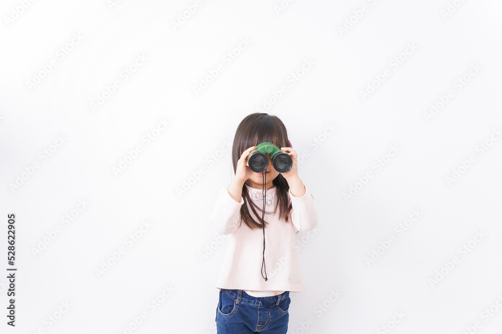 双眼鏡を使う子ども 双眼鏡を使う子ども