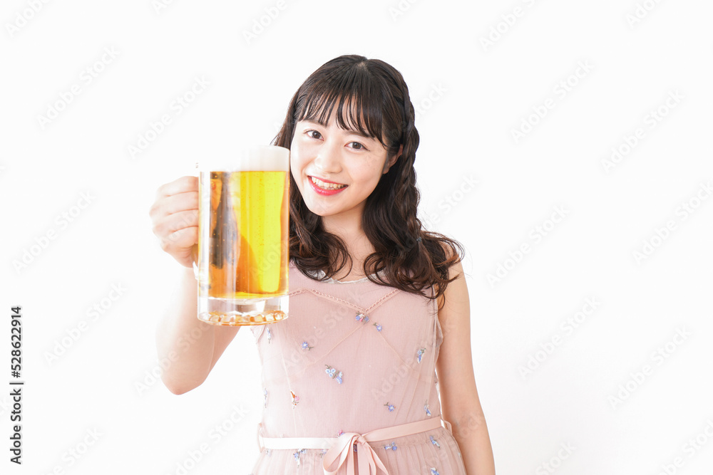 グラスを持ちビールを飲む若い女性 グラスを持ちビールを飲む若い女性