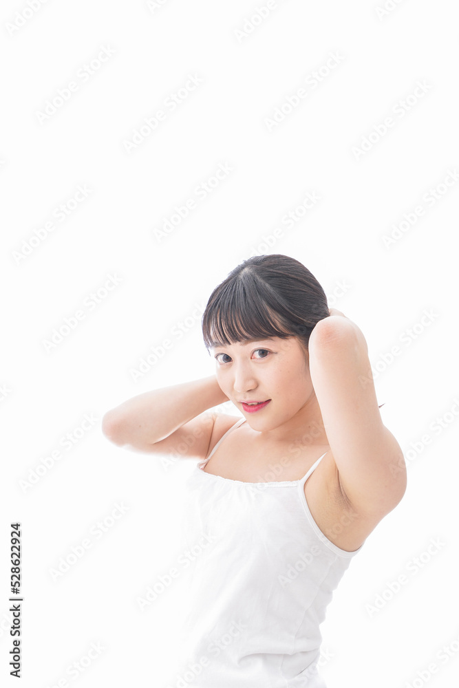 ヘアケアをする若い女性 ヘアケアをする若い女性