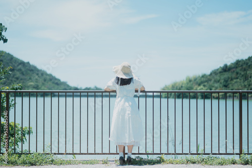 湖に佇む女性