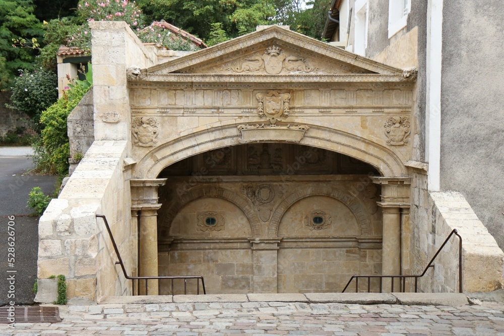 La fontaine des quatre tias, surnommée grande fontaine, ville de Fontenay Le Comte, département de la Vendée, France
