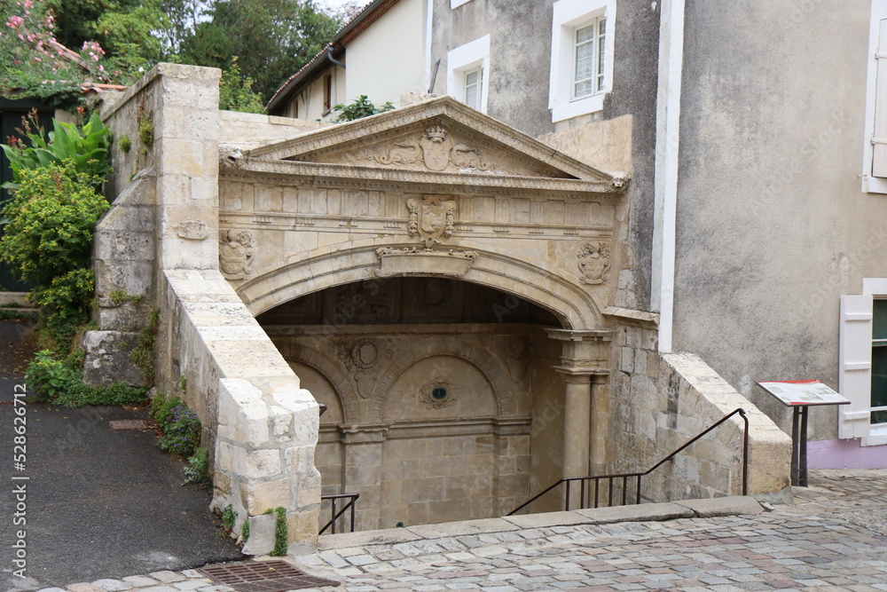 La fontaine des quatre tias, surnommée grande fontaine, ville de Fontenay Le Comte, département de la Vendée, France La fontaine des quatre tias, surnommée grande fontaine, ville de Fontenay Le Comte, département de la Vendée, France
