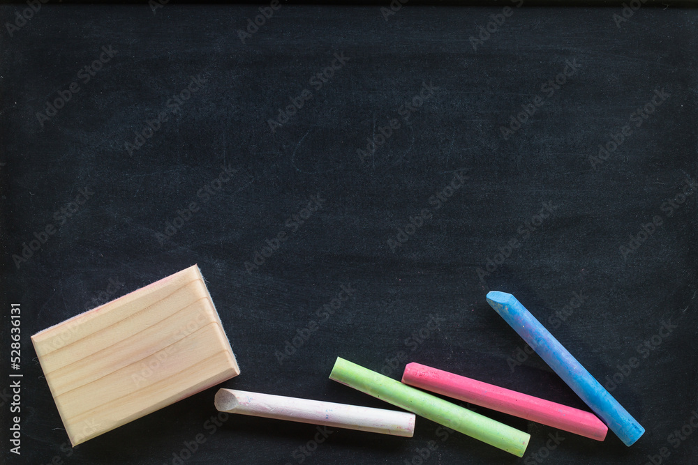 Obraz premium Chalk rubbed out on blackboard for background. picture for add text or education background.