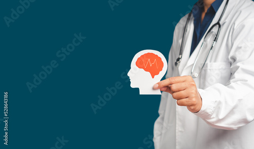 Foto Doctor in uniform holding a white head with a red brain symbol while standing on