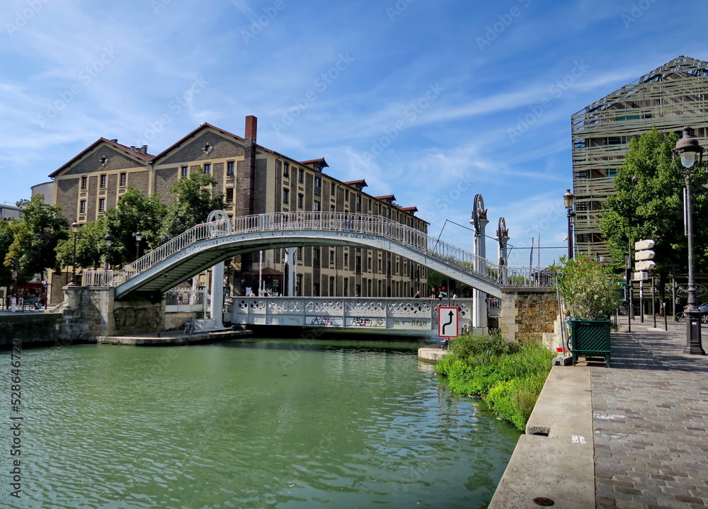 Naklejka premium Pont levant de la rue de Crimée. Paris.