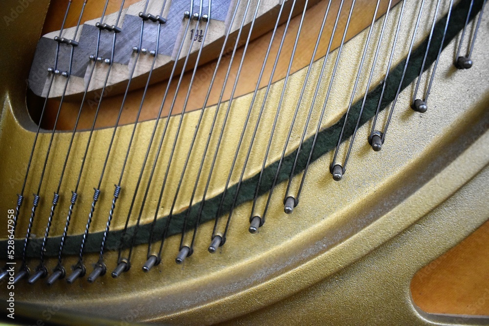 Obraz premium 国産アップライトピアノの内部、フレーム、弦、響板など