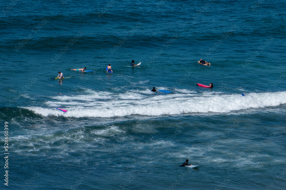 surfeurs dans les vagues de l'Océan