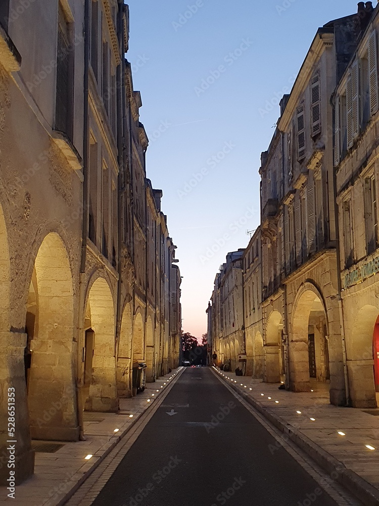 Ruelle en soirée