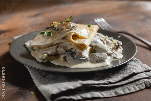 Pasta with mushrooms and cream