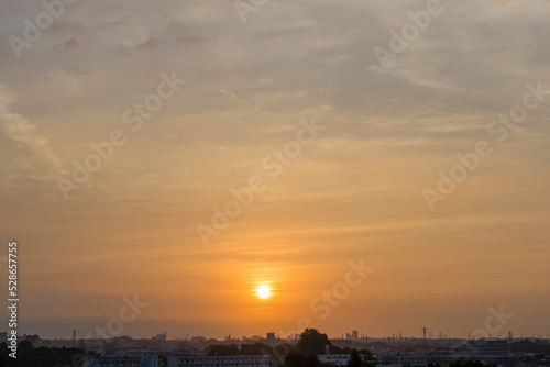 朝日　朝焼け　朝　夜明け　都会の朝　住宅街の朝 © iwasaki