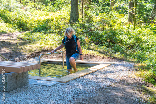 Kneipen Wassertreten Frau im Wald Gesundheit sportlich 