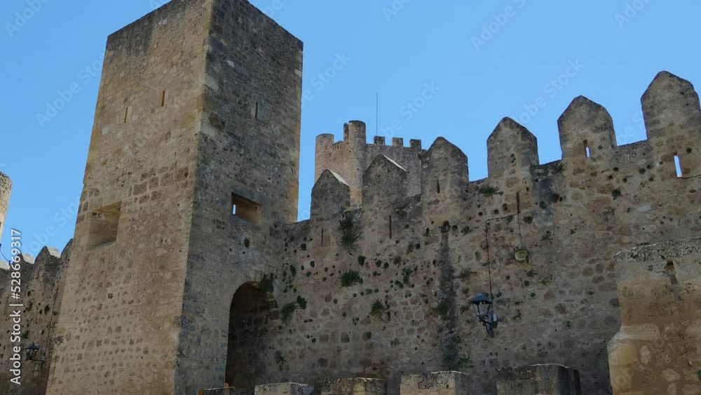Torreones y muralla almenada del histórico castillo medieval en la villa de Frías, provincia de Burgos, España Torreones y muralla almenada del histórico castillo medieval en la villa de Frías, provincia de Burgos, España