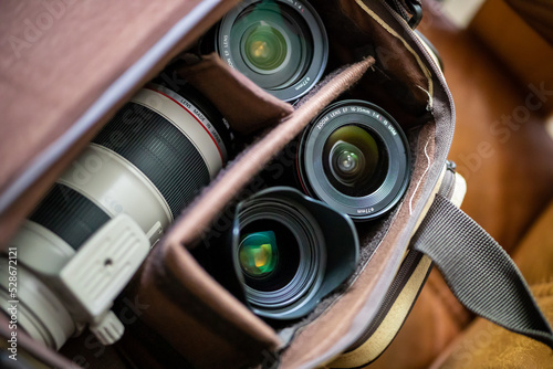 Eine Kamerataschen mit verschiedenen Objektiven zum fotografieren photo