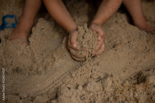 Kinderhände buddeln im Sand