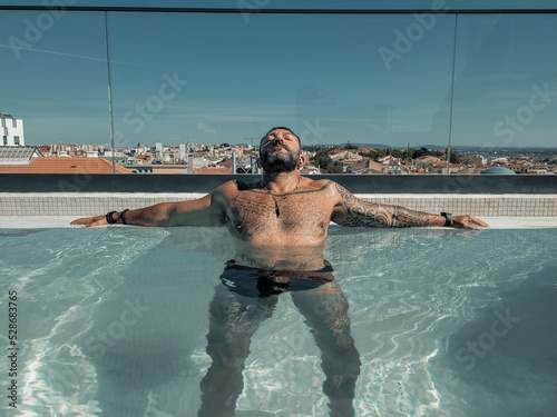 hombre en la piscina de un roof top