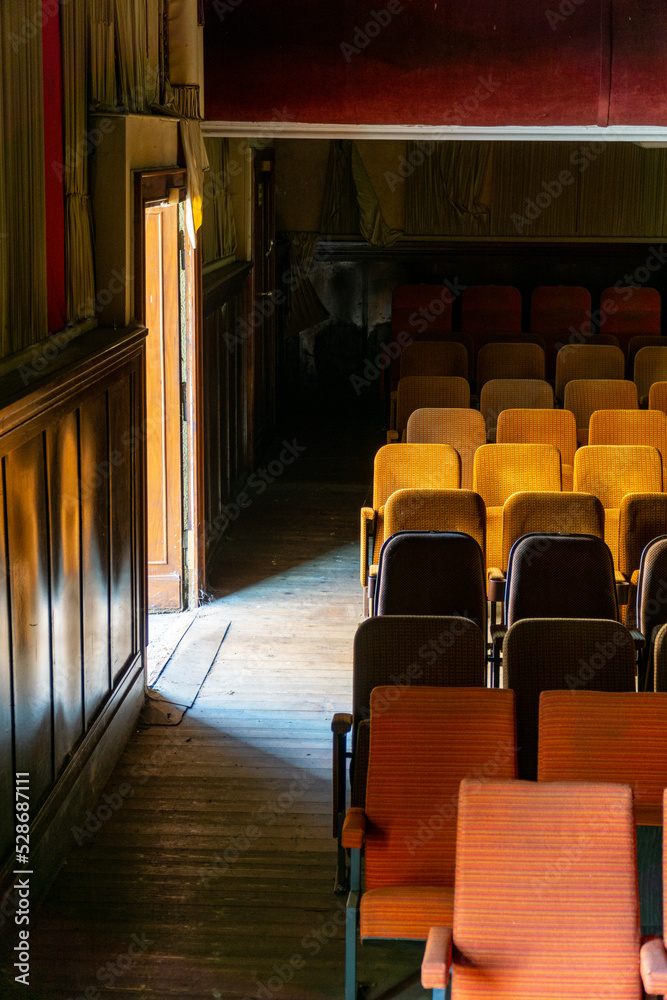 Fototapeta premium Sitze in einer Reihe eines leerstehenden Kino