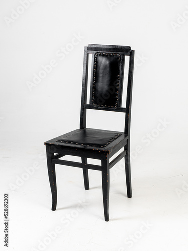 Obraz na płótnie Old black skin chair on white background w salonie