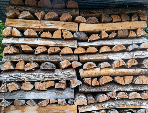 alignment of meticulously arranged wooden logs, rondins de bois empilés