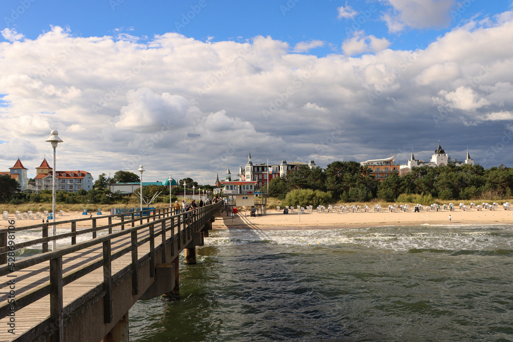 Obraz premium Ostseebad Zinnowitz auf Usedom; Blick von der Seebrücke auf Strand und Uferfront