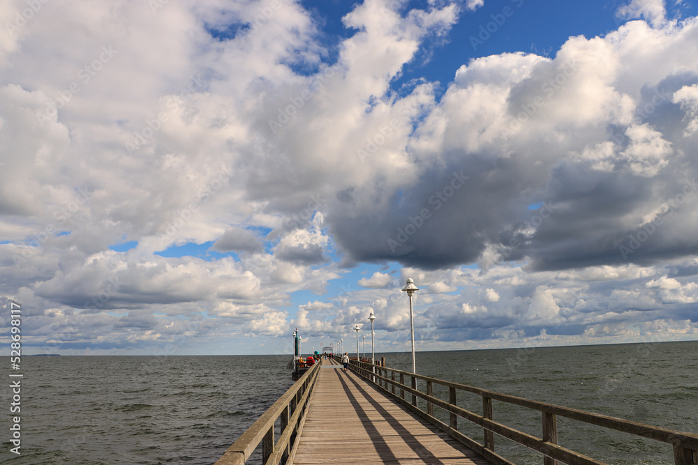 Weiter Horizont an der Ostsee; Blick von der Vinetabrücke in Zinnowitz auf das Meer