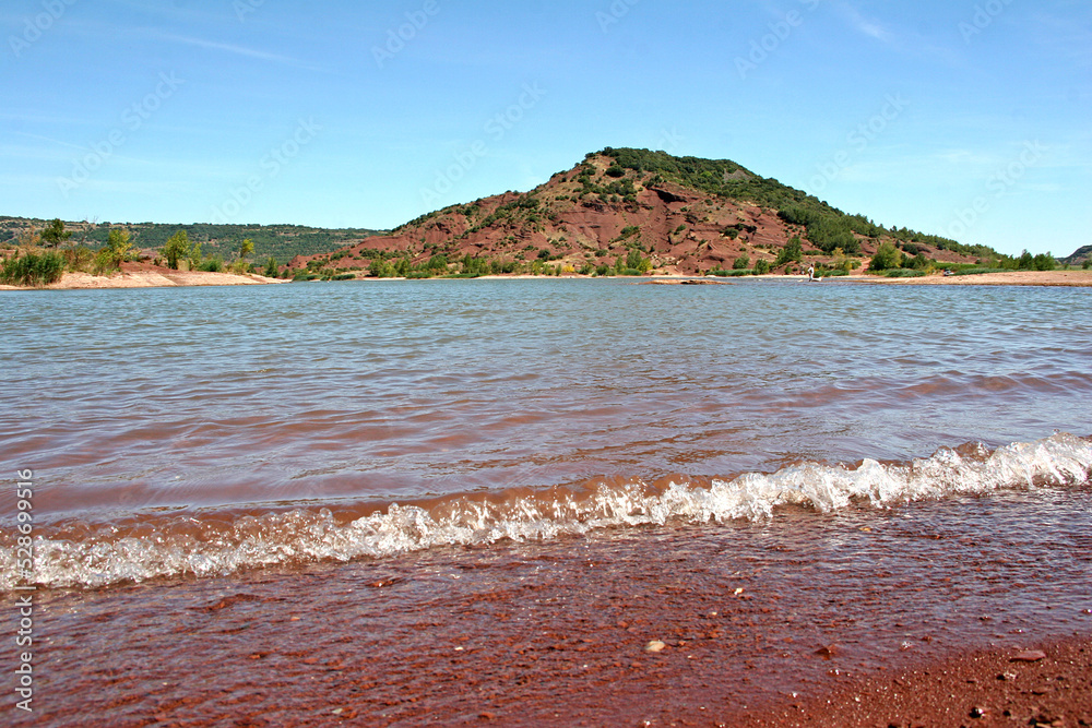 Photo plage lac du Salagou, terres rouges du Salagou territoire Communauté de Communes du Clermontais.