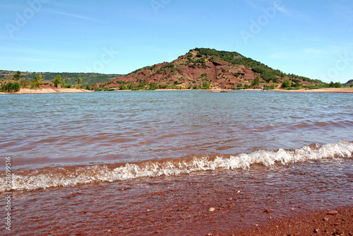 Photo plage lac du Salagou  terres rouges du Salagou territoire Communaut   de Communes du Clermontais.