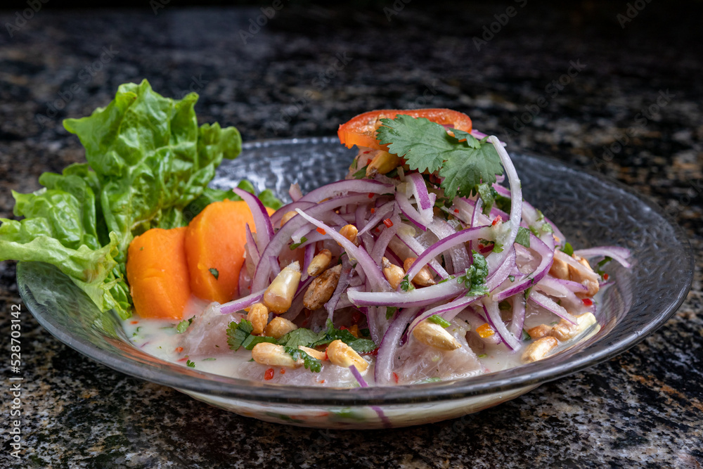 Cebiche, en plato transparente. Gastronomía peruana