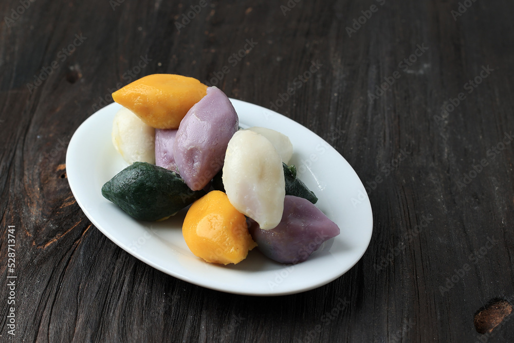 Korean Holiday Sweets Songpyeon Confectionery made from Rice Flour and Pine Needles Aromatic