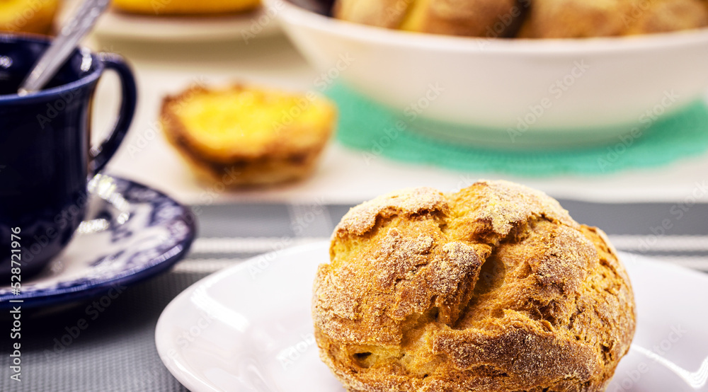 Broa, traditional corn bread from Portugal, made with corn and wheat flour, or corn and rye flour, with a crispy crust, being dense and moist inside. Broa, traditional corn bread from Portugal, made with corn and wheat flour, or corn and rye flour, with a crispy crust, being dense and moist inside.
