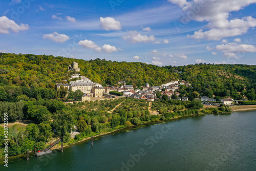 Canvas Print aerial view on the city of La Roche Guyon