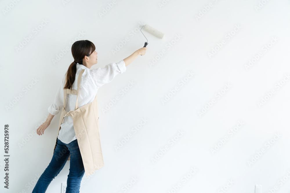 Fototapeta premium ペンキを塗る女性