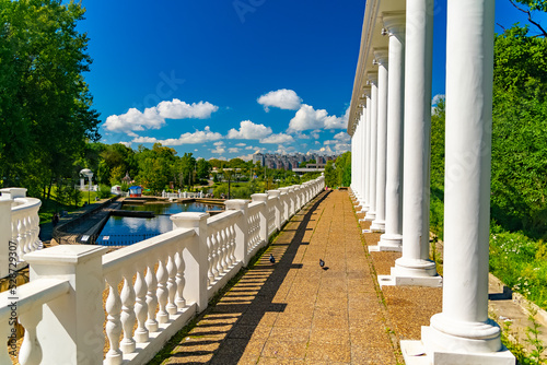 Billede på lærred Colonnades in the city park