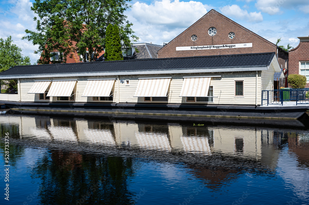 Obraz premium Hasselt, Overijssel, The Netherlands - Wooden houses at the banks of te river, reflecting in the water