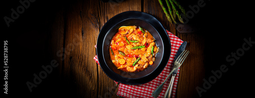 Obraz na płótnie colorful turkey fricassee with asparagus and paprika