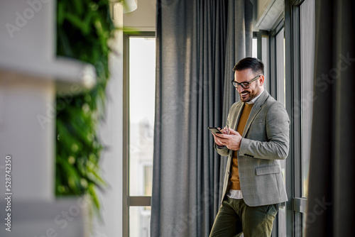 Φωτογραφία Delighted businessman, getting a surprising notification.