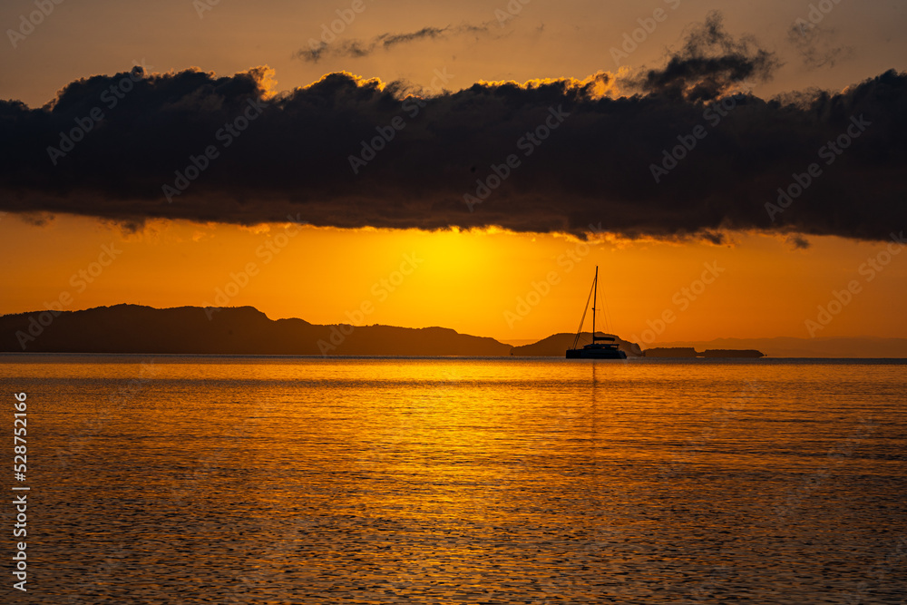 Segelboot vor dem Cap Gerakas bei Sonnenaufgang