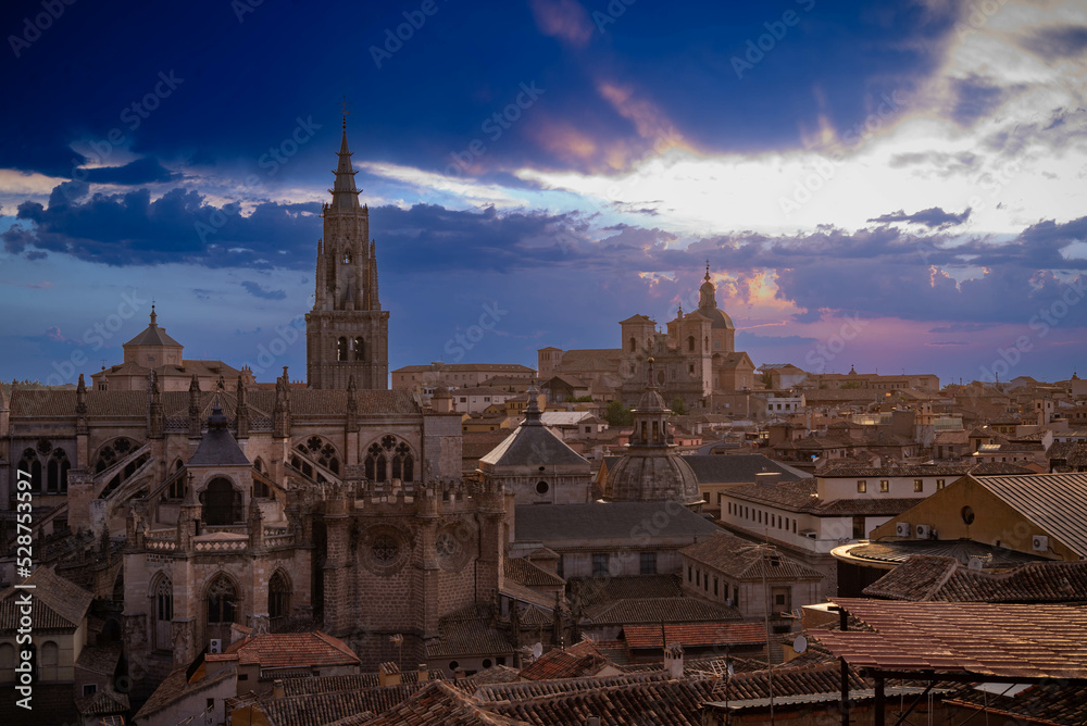 
Impresionante vista panorámica de la hermosa puesta de sol sobre el casco antiguo de Toledo. Destino de viaje España