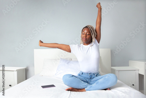 Foto Mujer afroamericana desperezandose en su cama