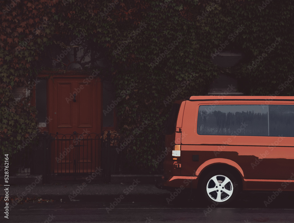 Obraz premium Red minivan parks in front of a house with a red door, ilustration