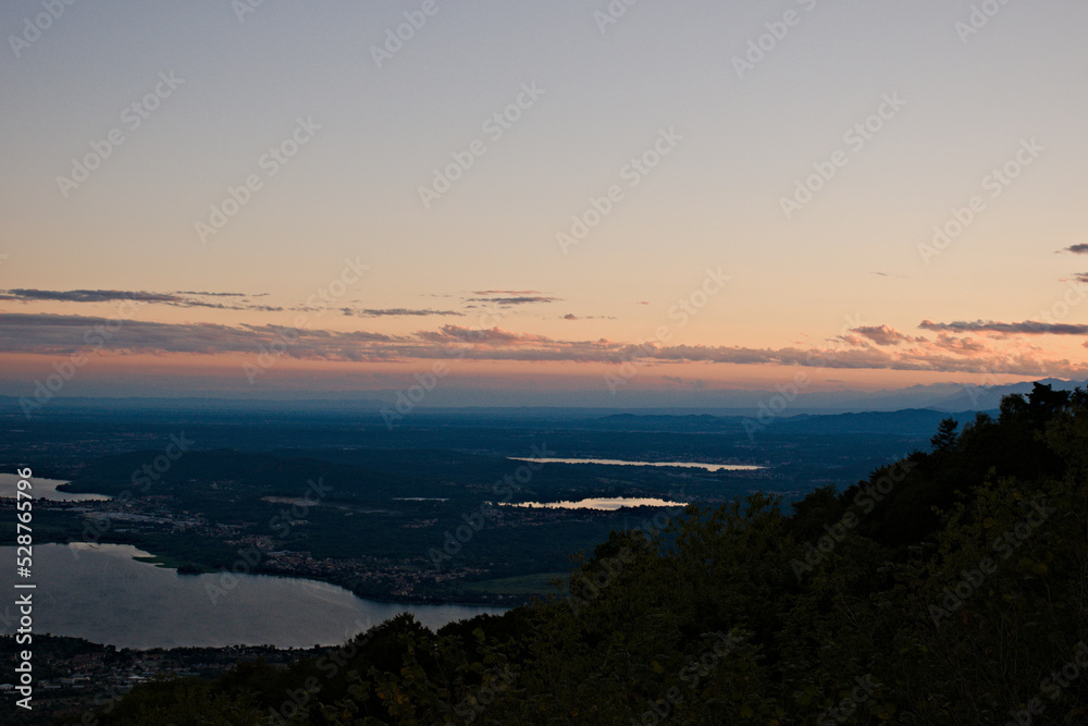 tramonto sul Lago di Varese, Lombradia, Italia.
sunset over Varese Lake, Lombardy, Italy