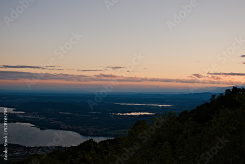 tramonto sul Lago di Varese, Lombradia, Italia. sunset over Varese Lake, Lombardy, Italy