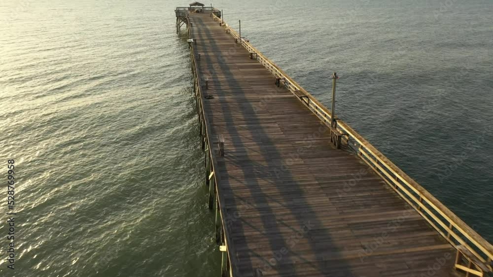 Vidéo Stock Fishing pier in early morning sun at coastal vacation