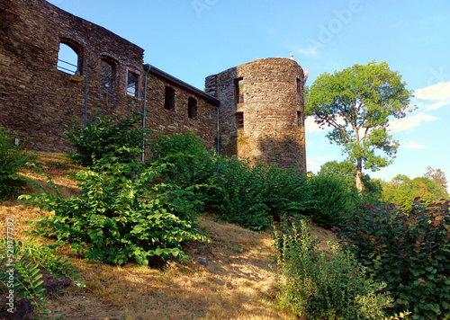 Ruine der Burg Reuland in der Gemeinde Burg-Reuland in der Provinz L  ttich in Ostbelgien im Dreil  ndereck Deutschland  Luxemburg  Belgien. 