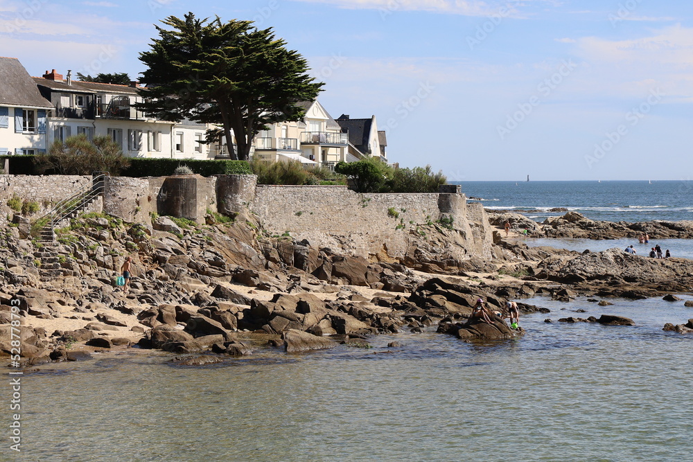 Littoral rocheux le long de l'océan, ville de Pornichet, département de la Loire Atlantique, France