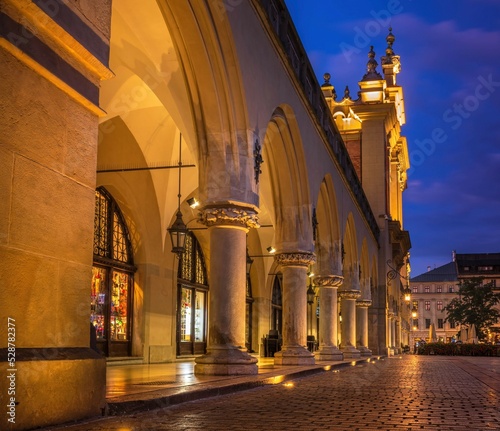 Sukiennice w Rynku Głównym w Krakowie o poranku - średni format GFX 50 sII	