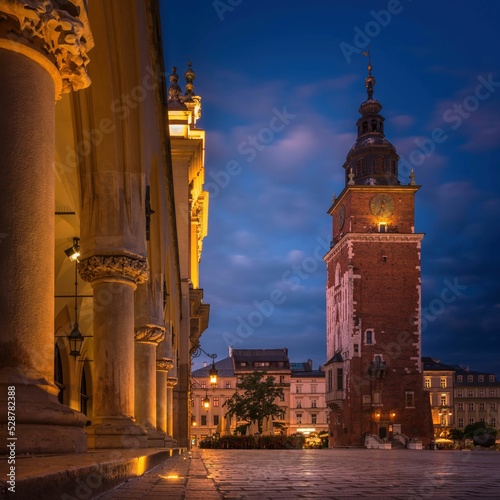 Widok na Ratusz w Rynku Głównym w Krakowie o poranku - średni format GFX 50 sII	
